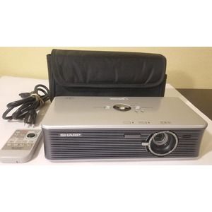 Sharp Notevision XR-1S DLP Projector bundle great condition cord & remote & case